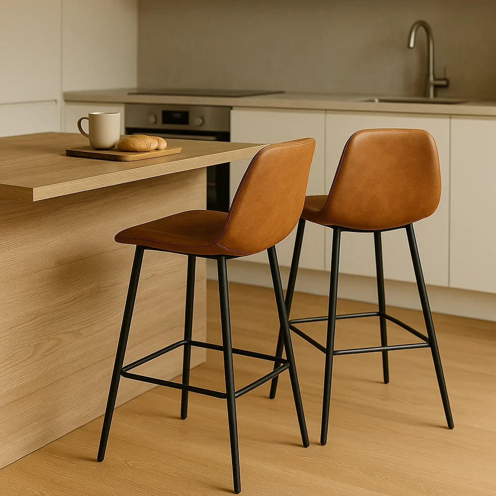 Twee bruine leren barkrukken aan een licht houten keukeneiland in moderne keuken