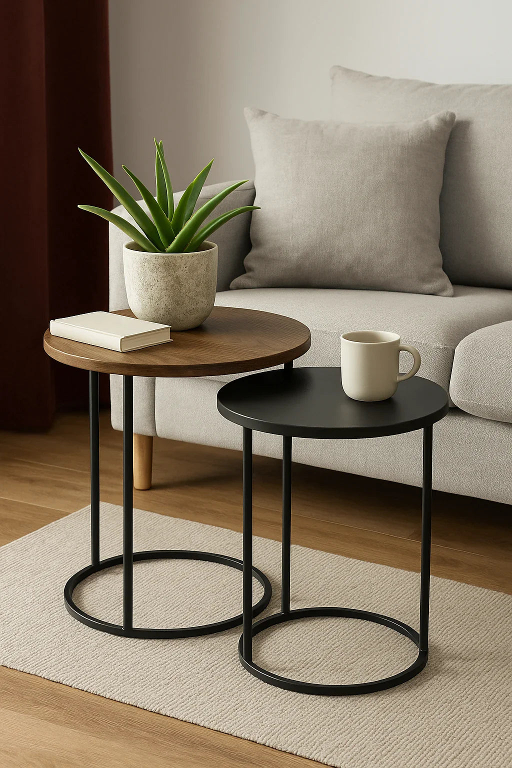 Moderne bijzettafels in woonkamer met plant, koffiemok en boek