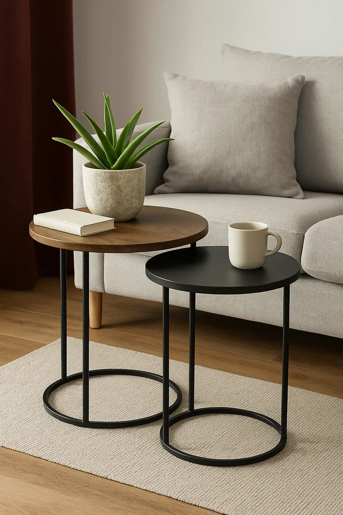 Moderne bijzettafels in woonkamer met plant, koffiemok en boek