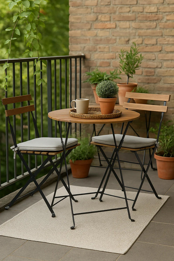Compacte bistroset op balkon met houten stoelen, ronde tafel en planten