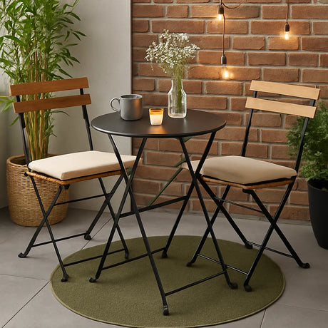 Klein bistrosetje met ronde tafel en twee houten stoelen op balkon of terras, sfeervol verlicht met wandlampjes