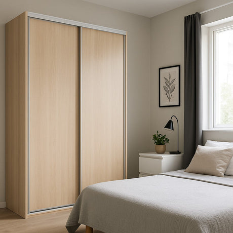 Slaapkamer met lichte schuifdeurkast, wit nachtkastje en raam met natuurlijke lichtinval