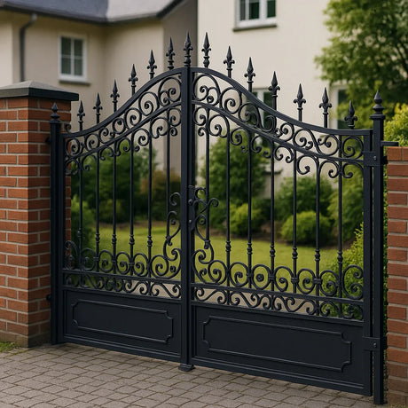 Sierlijke zwarte metalen tuinpoort met klassieke krullen en spijlen, gemonteerd tussen rode bakstenen kolommen voor een woning met tuin.