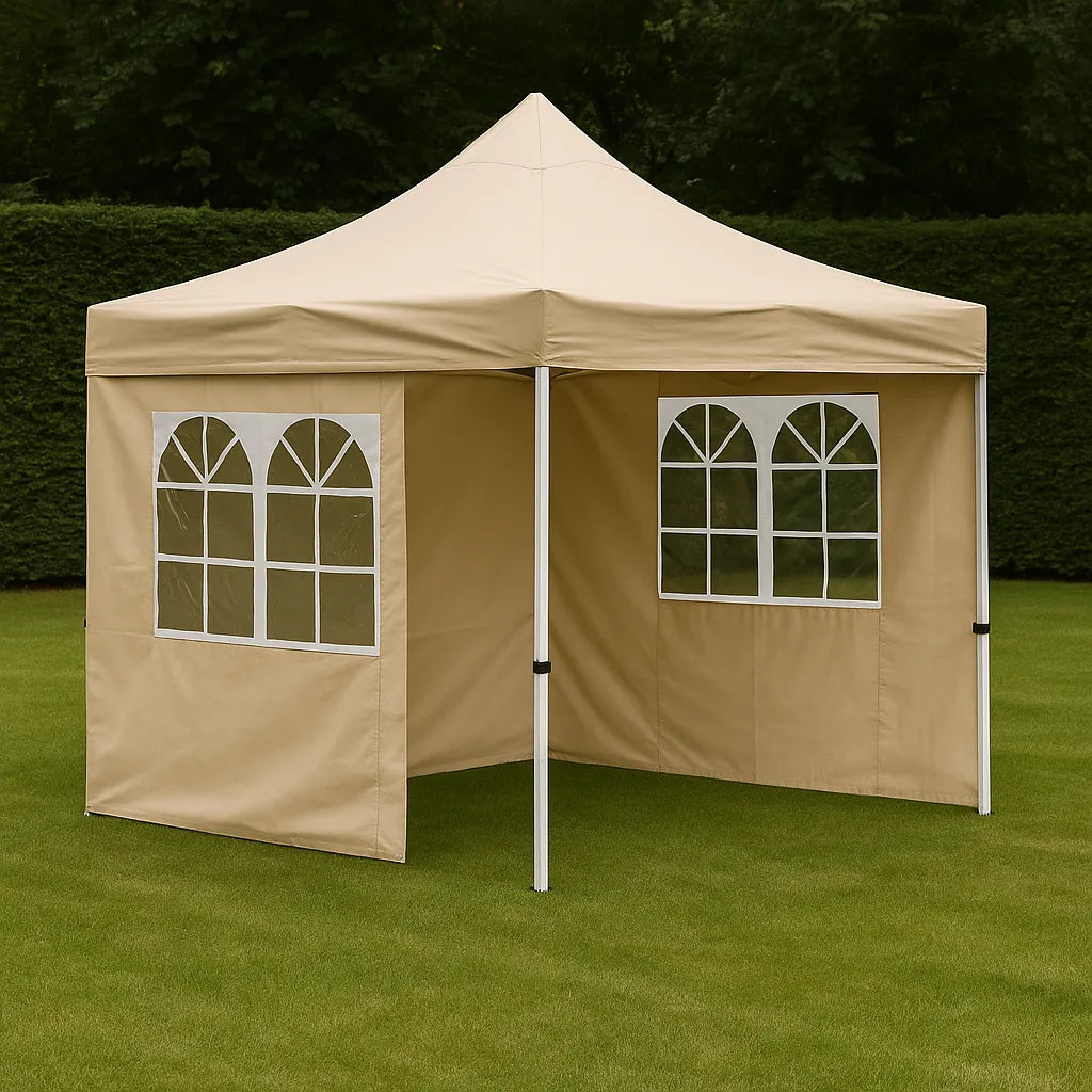 Beige partytent met raamwanden opgesteld op een groen gazon, geschikt voor tuinfeesten of evenementen.