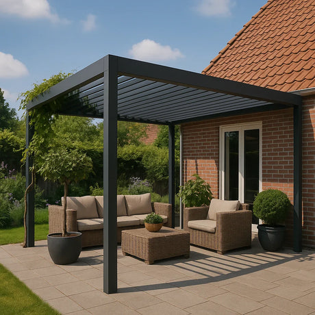 Moderne aluminium pergola met lamellen naast een woning met rood dak, ingericht met rotan loungeset en groene planten op een betegeld terras in de tuin.