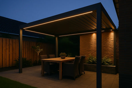 Pergola met geïntegreerde LED-verlichting boven eettafel in tuin