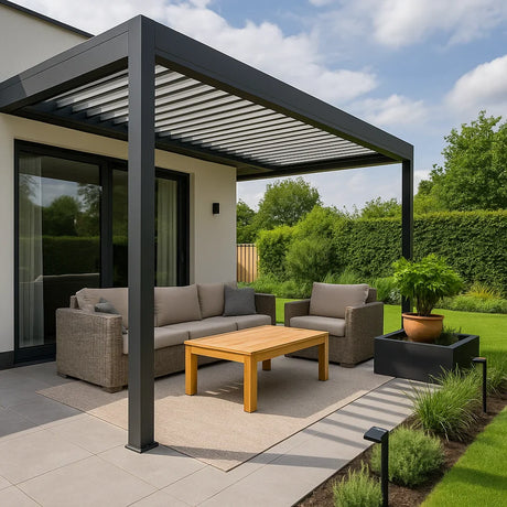 Strakke metalen pergola met houten tuinmeubels en kussens in moderne tuin