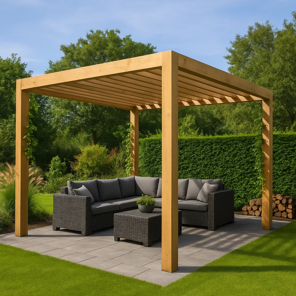 Luxe houten pergola met moderne loungeset in een zonnige, groene tuinomgeving