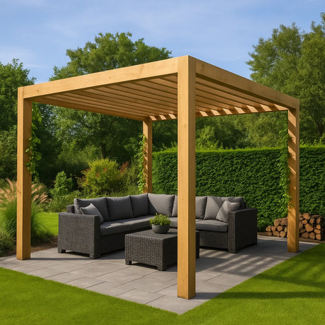 Luxe houten pergola met moderne loungeset in een zonnige, groene tuinomgeving