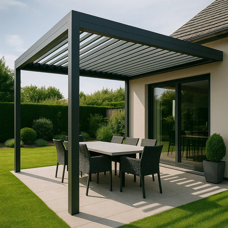 Moderne pergola met verstelbare lamellen boven een eettafel in een strak aangelegde tuin.