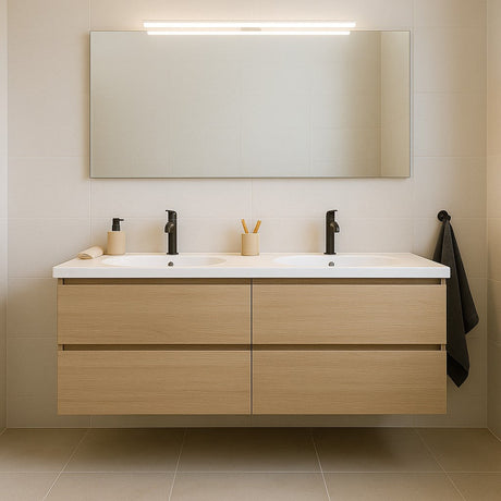 Moderne badkamerkast met dubbele wasbak, zwarte kranen en grote spiegel