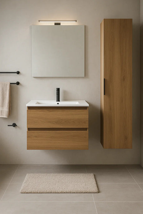 Moderne badkamer met zwevende houten badkamerkasten, zwarte kranen en grote spiegelkast tegen beige tegels