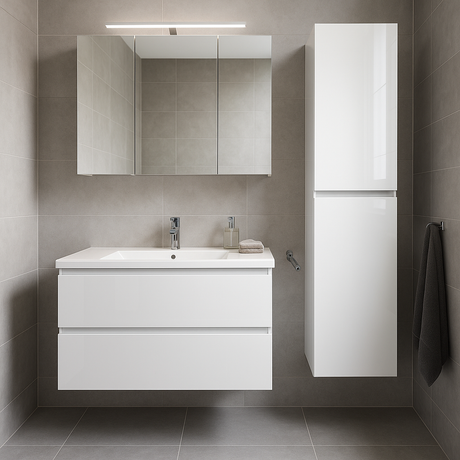 Moderne badkamer met witte hoogglans badkamerkasten, wastafel en spiegelkast.