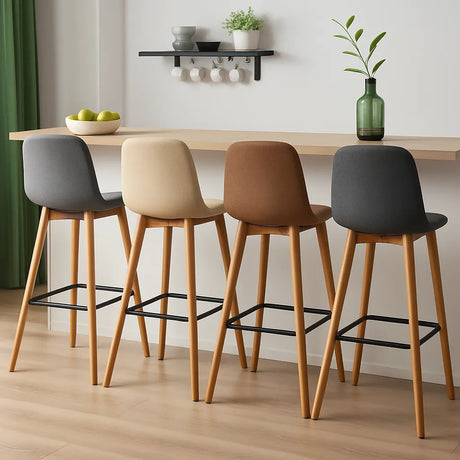 vier barkrukken uitgelijnd aan een houten barblad in een moderne keuken