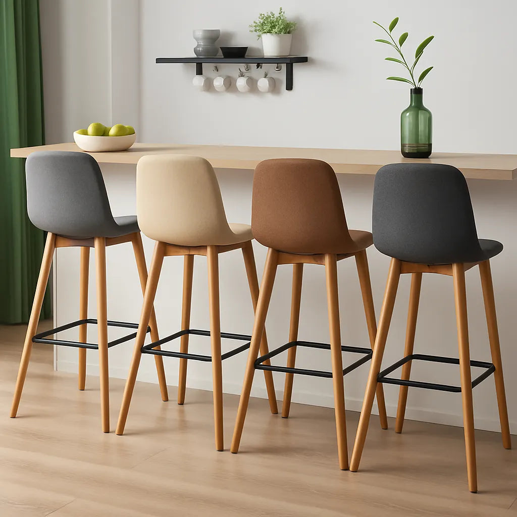 vier barkrukken uitgelijnd aan een houten barblad in een moderne keuken