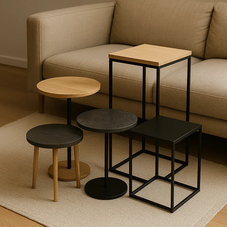 Moderne bijzettafels in verschillende vormen en materialen naast een beige bank.