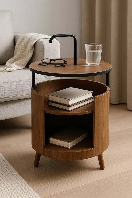 Moderne ronde bijzettafel van hout met ingebouwde opbergruimte, geplaatst naast een lichtgrijze bank in een sfeervolle woonkamer