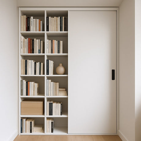 Witte boekenkast met schuifdeur, gevuld met boeken en een houten lade in een moderne kamer.