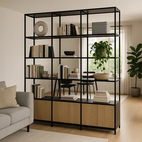 Moderne boekenkast als roomdivider tussen zitgedeelte en eetruimte
