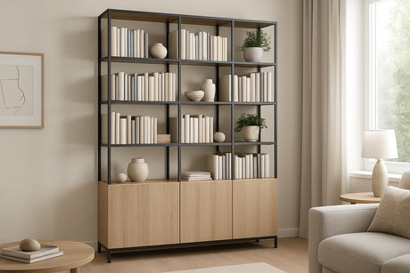 Moderne woonkamer met hybride boekenkast; open metalen schappen boven en gesloten houten deuren onder, gestileerd zonder zichtbare tekst