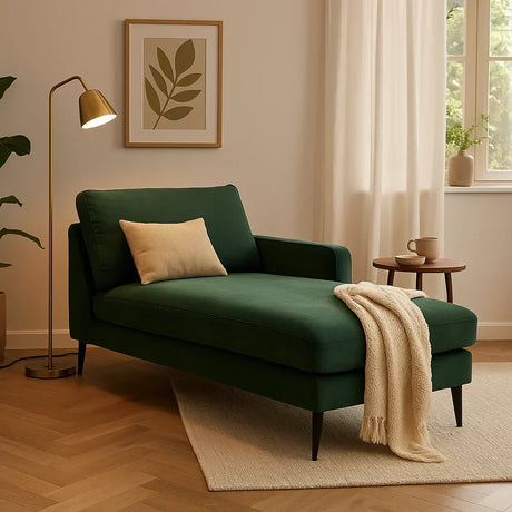 Donkergroene chaise longue in een sfeervolle woonkamer met houten vloer