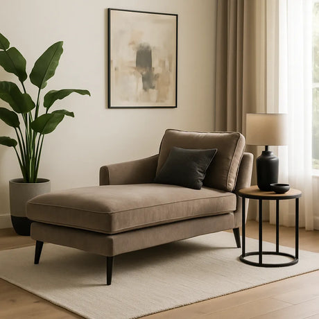 Taupekleurige chaise longue in een moderne woonkamer met natuurlijke lichtinval en zachte beige tinten.