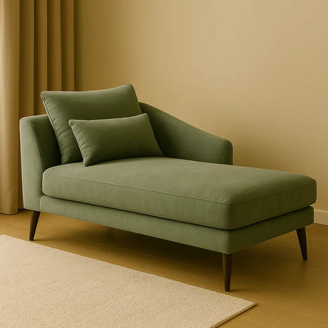 Moderne groene chaise longue met houten poten in stijlvolle woonkamer