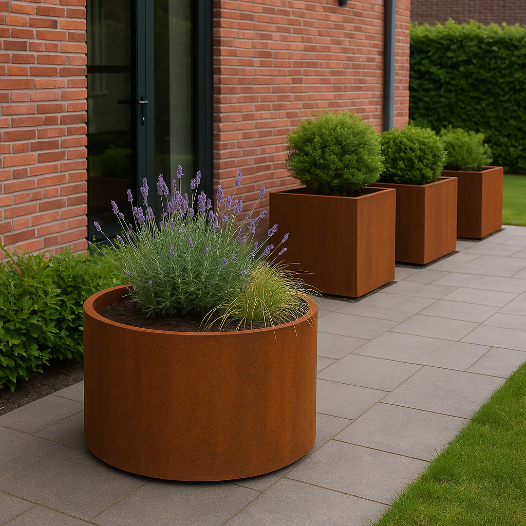 Cortenstaal plantenbakken in ronde en vierkante vormen naast moderne woning met lavendel en siergras