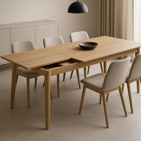 Uitschuifbare eettafel van licht eiken met opengeklapt verlengblad en zes beige stoelen in een moderne eetkamer