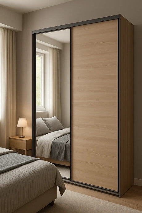 Slaapkamer met schuifdeurkast, waarvan één deur een spiegelpaneel heeft en de andere licht hout is