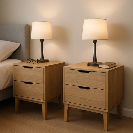 Twee houten nachtkastjes met lades en tafellampen naast een bed in een moderne slaapkamer