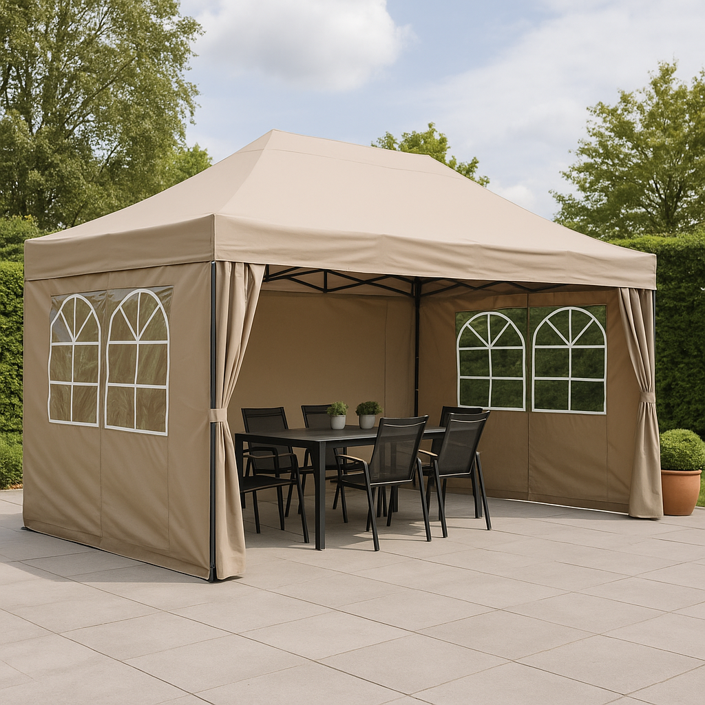 Beige partytent met zijwanden op terras, met eettafel en stoelen onder het doek, omringd door groene tuin.