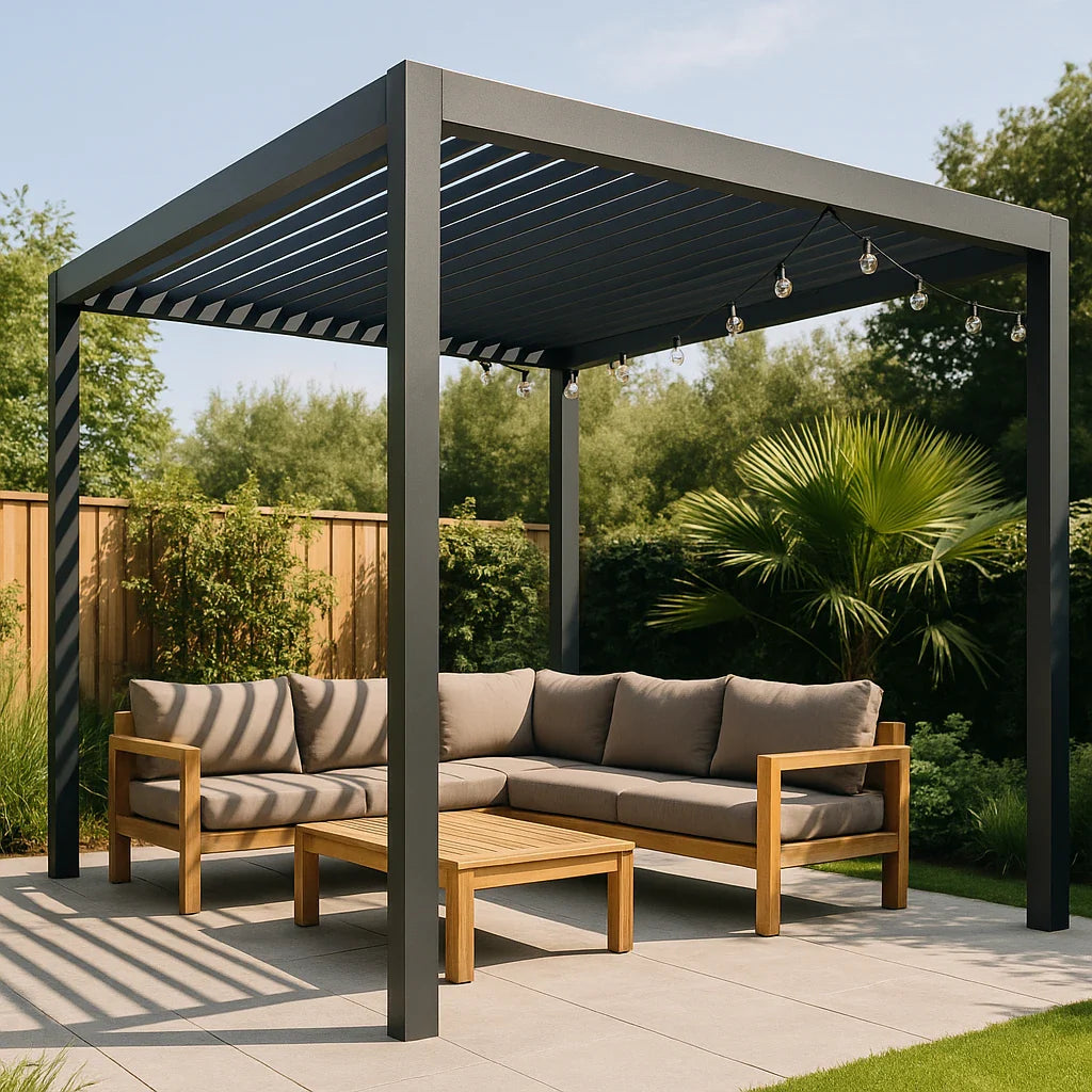 Elegante moderne pergola met houten loungeset in een zonnige tuin