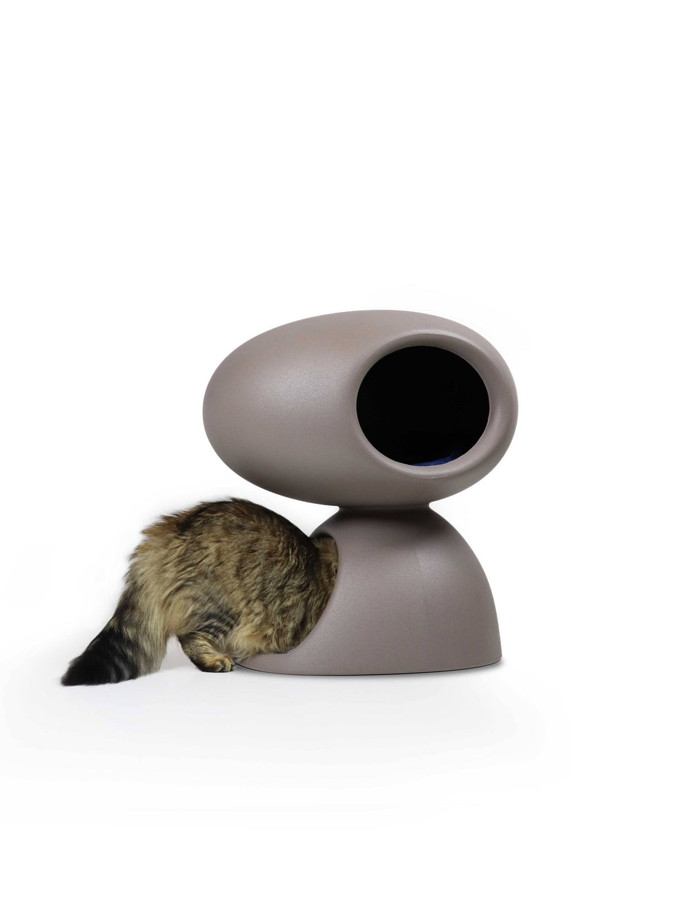 Exclusief Italiaans design kattenmeubel Qeeboo x United Pets Cat Cave geplaatst in een modern woonkamer interieur