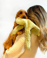 Hond met baasje met United Pets AromaStories MUSK antistress knuffel