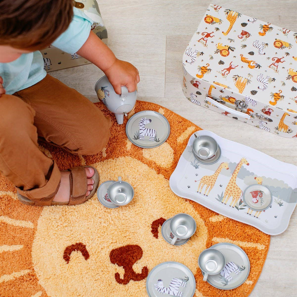 Stoer, lief en zacht kindervloerkleed in de vorm van een leeuw. Sass & Belle. Wehebbenallesinhuis.nl