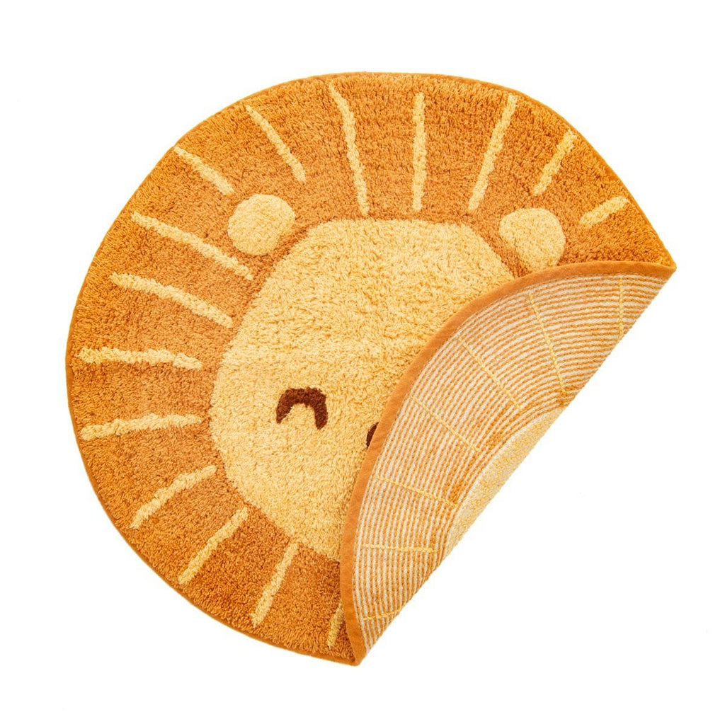 Stoer, lief en zacht kindervloerkleed in de vorm van een leeuw. Sass & Belle. Wehebbenallesinhuis.nl