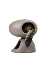 United Pets Cat Cave in de kleur grijs, een luxe design kattenmand en krabmeubel ontworpen door Stefano Giovannoni 2